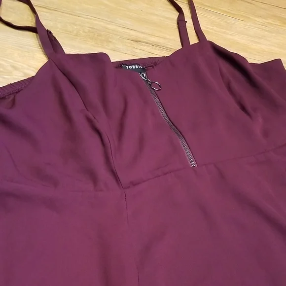 Torid Burgundy adjustable strap zippered front elastic back flowy top sz 2=2X - Picture 2 of 8